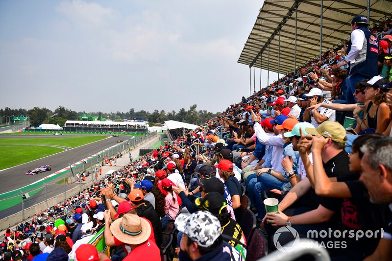 I tifosi esultano al passaggio di Sergio Perez, Racing Point RP19