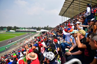 I tifosi esultano al passaggio di Sergio Perez, Racing Point RP19