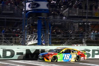 Race winner and Champion Kyle Busch, Joe Gibbs Racing, Toyota Camry M&M'