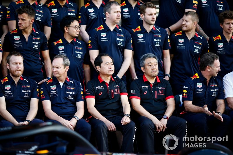 Photo de groupe Red Bull/Honda avec Toyoharu Tanabe, directeur technique, Honda, Masashi Yamamoto, directeur général, Honda Motorsport et Christian Horner, Team Principal, Red Bull Racing