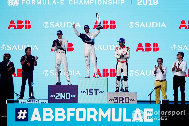 Alexander Sims, BMW I Andretti Motorsports, BMW iFE.20, festeggia sul podio con Maximilian Gunther, BMW I Andretti Motorsports, BMW iFE.20, Lucas Di Grassi, Audi Sport ABT Schaeffler, Audi e-tron FE06