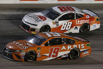 Daniel Suarez, Joe Gibbs Racing, Toyota Camry ARRIS Alex Bowman, Hendrick Motorsports, Chevrolet Camaro LLumar