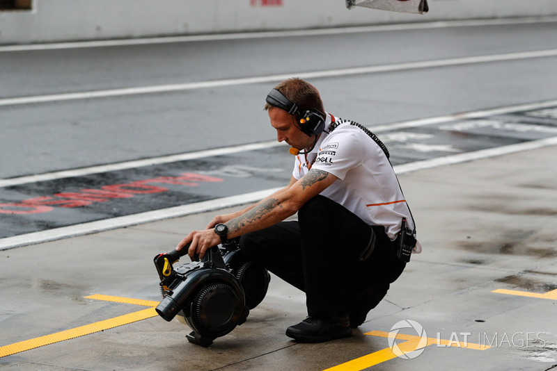 Mekanik McLaren memegang pendingin rem