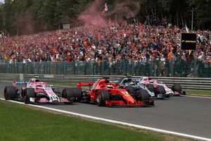 Esteban Ocon, Racing Point Force India VJM11, Sebastian Vettel, Ferrari SF71H, Lewis Hamilton, Mercedes AMG F1 W09 and Sergio Perez, Racing Point Force India VJM11 en la primera vuelta