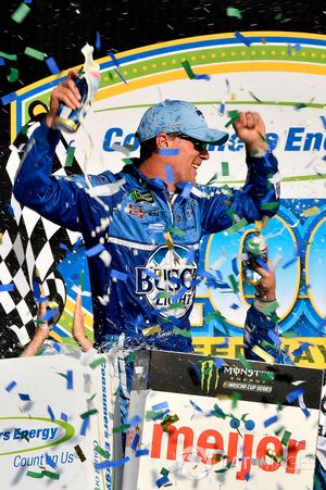 Kevin Harvick, Stewart-Haas Racing, Ford Fusion Busch Light / Mobil 1 wins