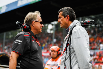 Gene Haas, Team Owner, Haas F1, and Guenther Steiner, Team Principal, Haas F1, on the grid