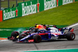 Daniel Ricciardo, Red Bull Racing RB14, and Pierre Gasly, Toro Rosso STR13, go wheel-to-wheel