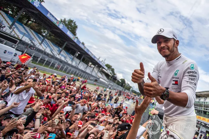 El ganador de la carrera Lewis Hamilton, Mercedes AMG F1, celebra con aficionados