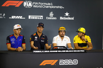 Pierre Gasly, Toro Rosso, Daniel Ricciardo, Red Bull Racing, Fernando Alonso, McLaren, ve Carlos Sainz Jr., Renault Sport F1 Team, basın toplantısında