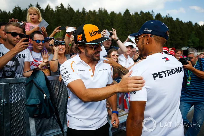 Fernando Alonso, McLaren y Lewis Hamilton, Mercedes AMG F1