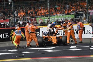 Fernando Alonso, McLaren MCL33, esce dalla sua monoposto incidentata