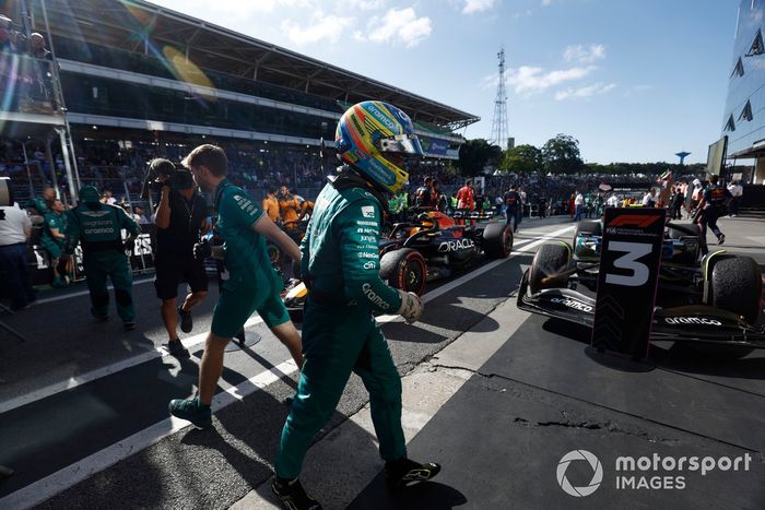 Fernando Alonso, Aston Martin F1 Team, 3ª posición, celebra su llegada al Parc Ferme