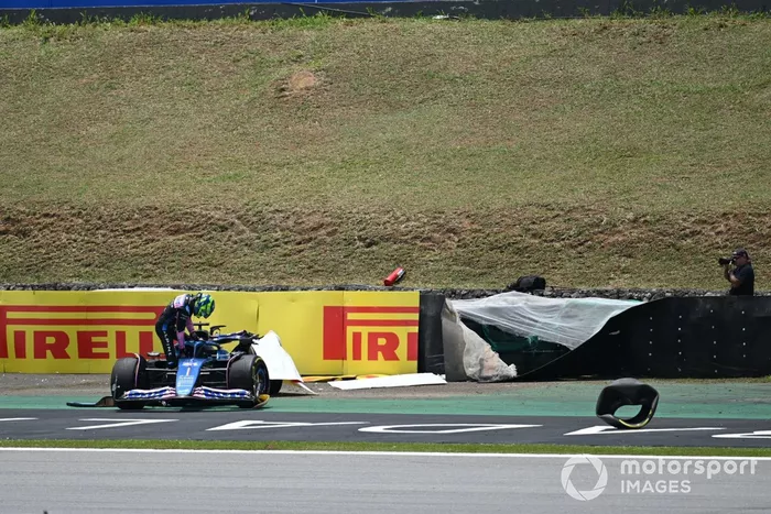Esteban Ocon, Alpine F1 Team, sale de su coche dañado tras el contacto con Fernando Alonso, Aston Martin AMR23, en el Shootout 1