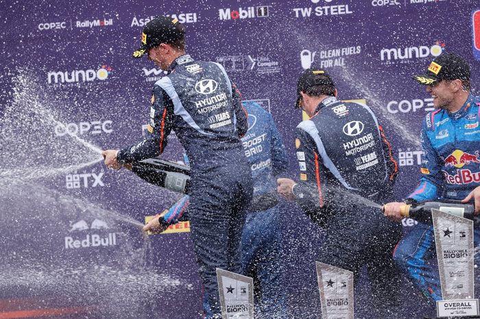 Podio: Thierry Neuville, Martijn Wydaeghe, Hyundai World Rally Team Hyundai i20 N Rally1
