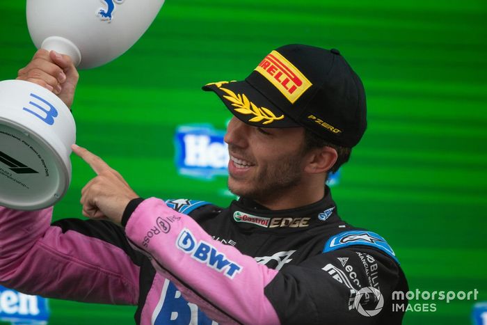 Pierre Gasly, Alpine F1 Team, 3ª posición, con su trofeo