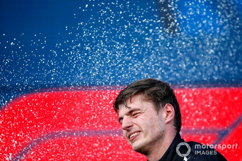 Max Verstappen, Red Bull Racing, 1ª posición, rocía de champagne el podio