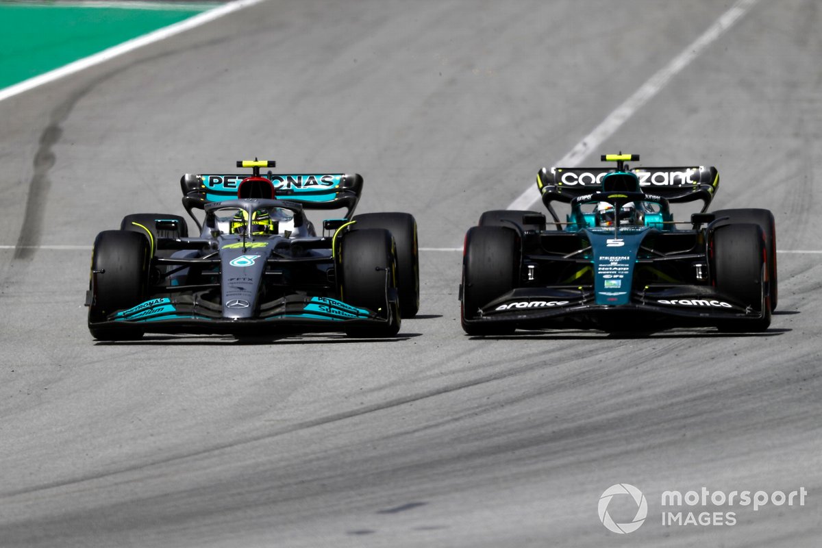 Lewis Hamilton, Mercedes W13, lucha con Sebastian Vettel, Aston Martin AMR22