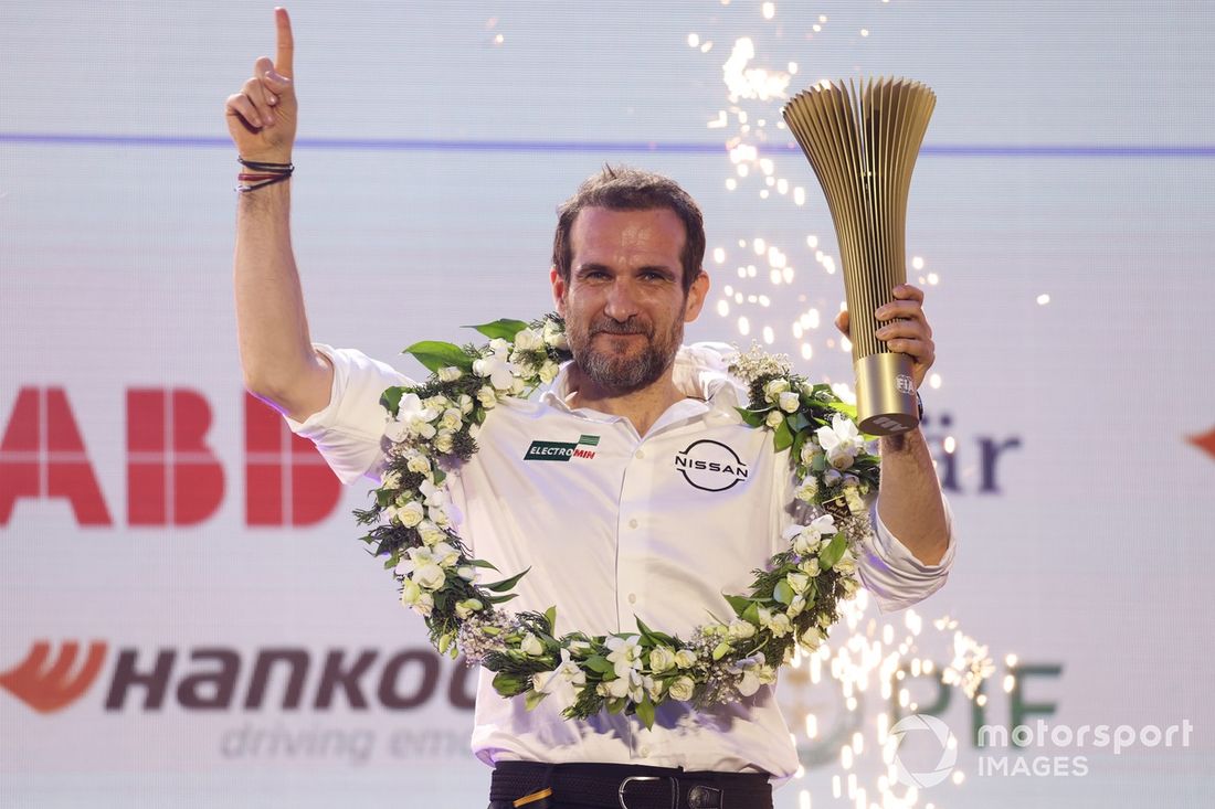Tommaso Volpe, dyrektor zarządzający i szef zespołu Nissan Formula E Team, świętuje zdobycie trofeum na podium.