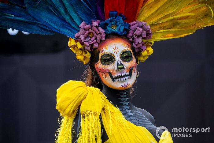 Una mujer maquillada de Calaveras en el Paddock 