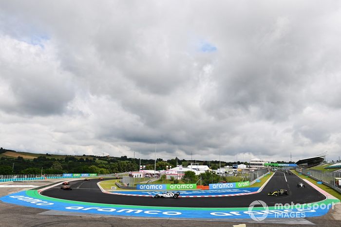 Carlos Sainz Jr., McLaren MCL35 Pierre Gasly, AlphaTauri AT01 y Daniel Ricciardo, Renault F1 Team R.S.20 en la vuelta de formación