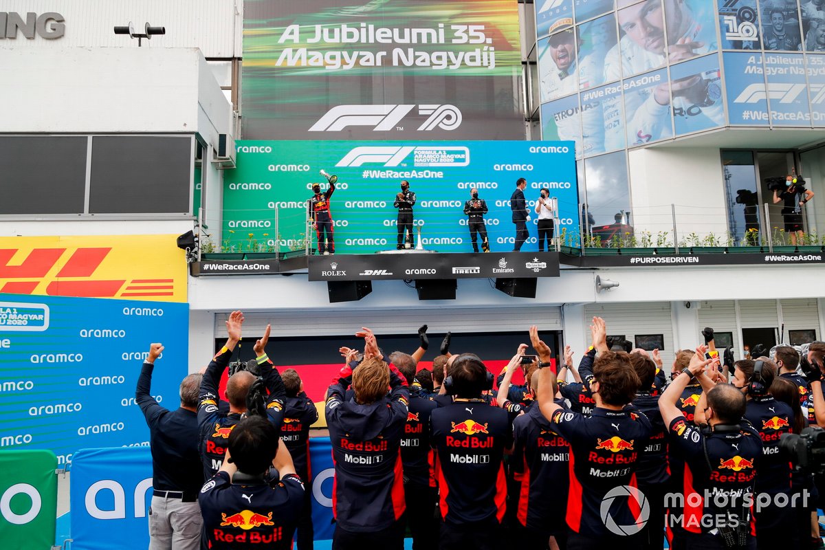 Max Verstappen, Red Bull Racing, vincitore della gara Lewis Hamilton, Mercedes-AMG Petronas F1 e Valtteri Bottas, Mercedes-AMG Petronas F1 sul podio