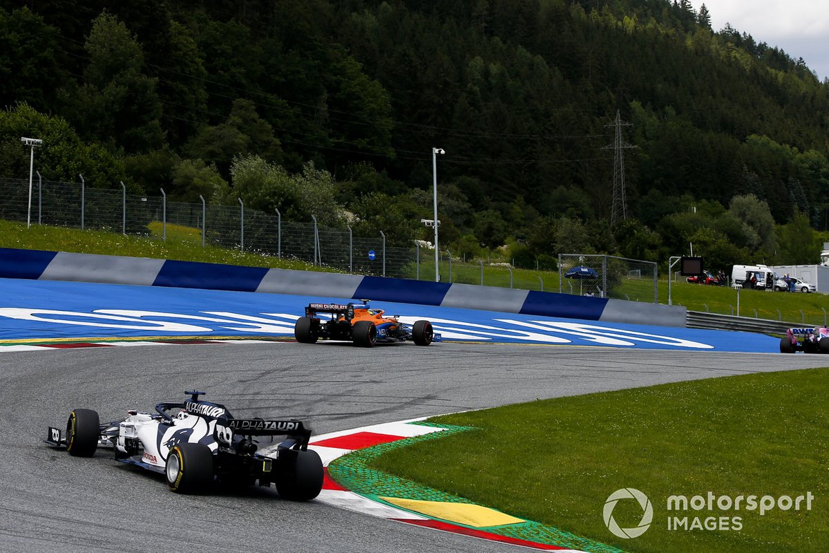 Lando Norris, McLaren MCL35, precede Daniil Kvyat, AlphaTauri AT01