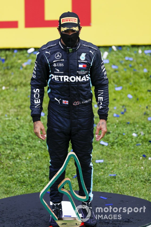 Race winner Lewis Hamilton, Mercedes-AMG Petronas F1 celebrates on the podium