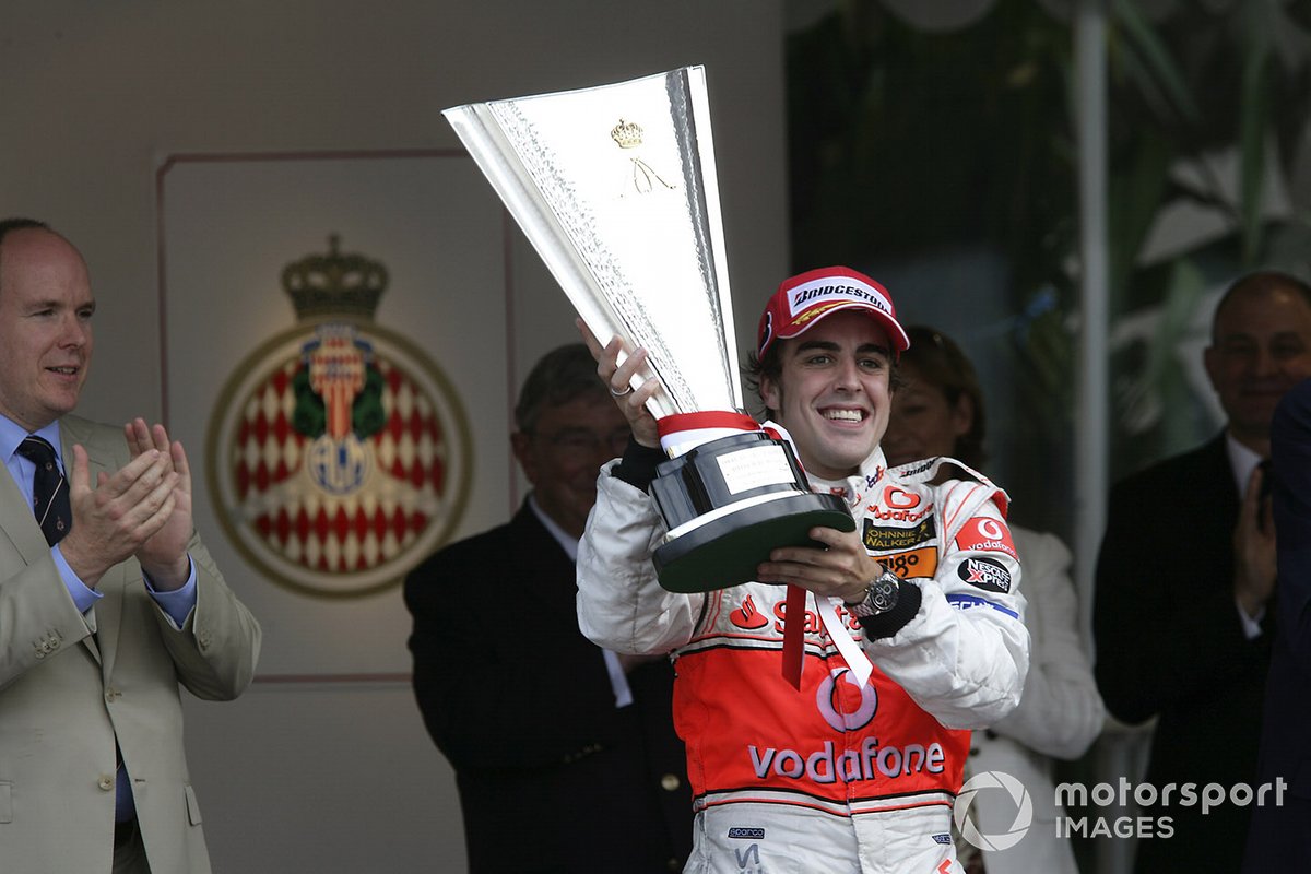 Race winner Fernando Alonso, McLaren Mercedes
