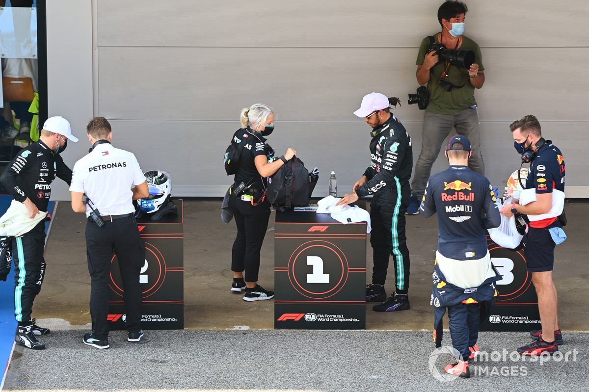 Ganador de la pole Lewis Hamilton, Mercedes-AMG Petronas F1, segundo Valtteri Bottas, Mercedes-AMG Petronas F1, tercero Max Verstappen, Red Bull Racing