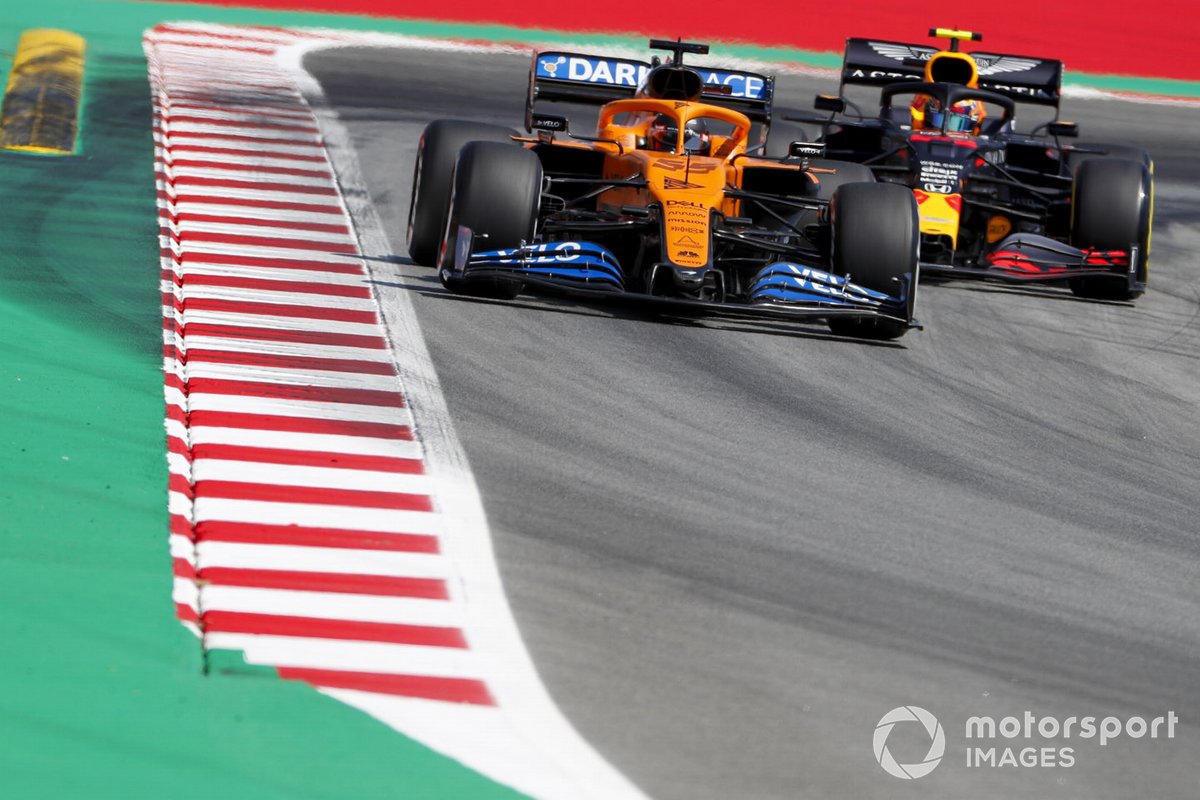 Carlos Sainz Jr., McLaren MCL35, Alex Albon, Red Bull Racing RB16