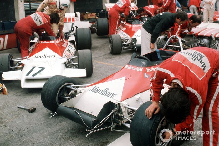 El equipo Marlboro BRM en el pit lane