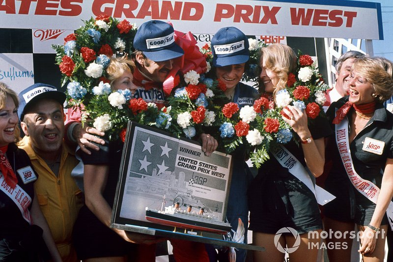 Podium: race winner Clay Regazzoni, Ferrari and third place Patrick Depallier, Tyrrell