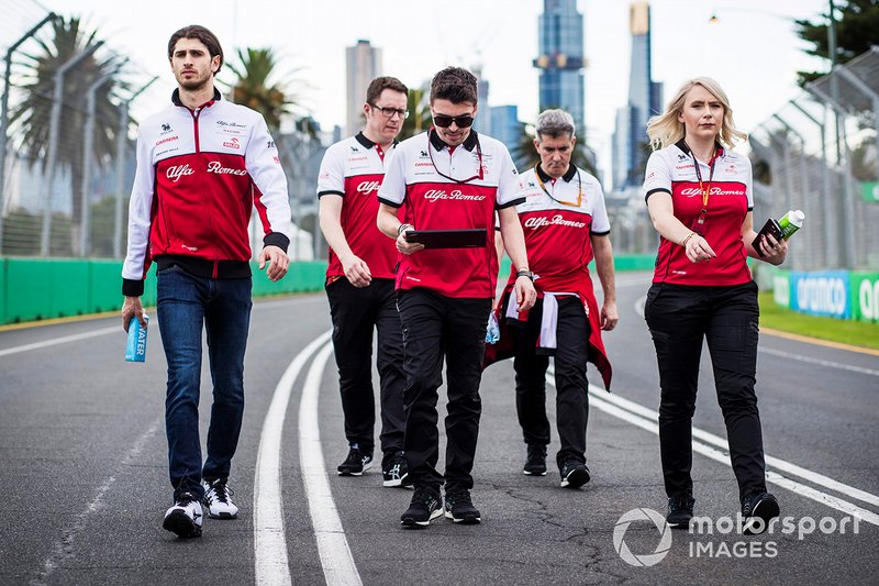 Antonio Giovinazzi, Alfa Romeo cammina in pista con i membri del team