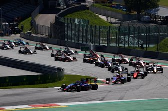 Clement Novalak, Carlin, leads Devlin DeFrancesco, Trident, Richard Verschoor, MP Motorsport, Liam Lawson, Hitech Grand Prix, Alexander Smolvar, ART Grand Prix, and the rest of the field at the start