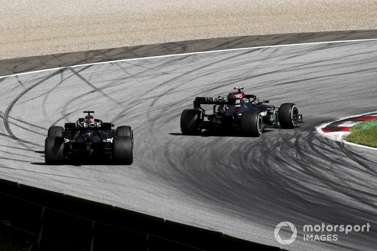 Valtteri Bottas, Mercedes F1 W11 EQ Performance, precede Lewis Hamilton, Mercedes F1 W11 EQ Performance