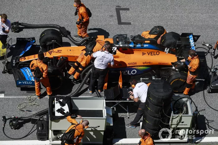 Meccanici e ingegneri sulla griglia di partenza con Lando Norris, McLaren MCL35