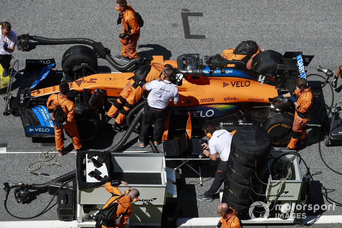 Meccanici e ingegneri sulla griglia di partenza con Lando Norris, McLaren MCL35