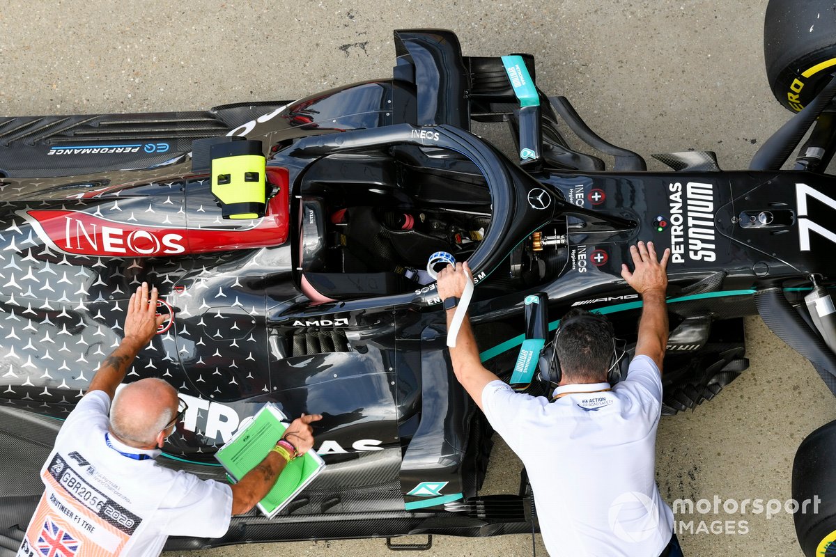 I commissari tecnici con l'auto di Valtteri Bottas, Mercedes F1 W11, nel Parc Ferme