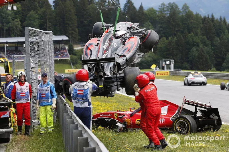 Los comisarios retiran los coches de Fernando Alonso, McLaren MP4-30 Honda y Kimi Raikkonen, Ferrari SF-15T, tras su accidente
