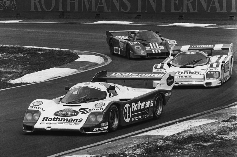 Vern Schuppan, James Weaver, Porsche 956, sigue a Oscar Larrauri, Massimo Sigala, Frank Jelinski, Porsche 956, y Pasquale Barberio,
Jean-Pierre Frey, John Nicholson, Alba AR3 Ford