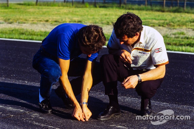 Gerhard Berger esamina lo stato dell'asfalto con Jackie Oliver al GP del Belgio del 1985 poi cancellato