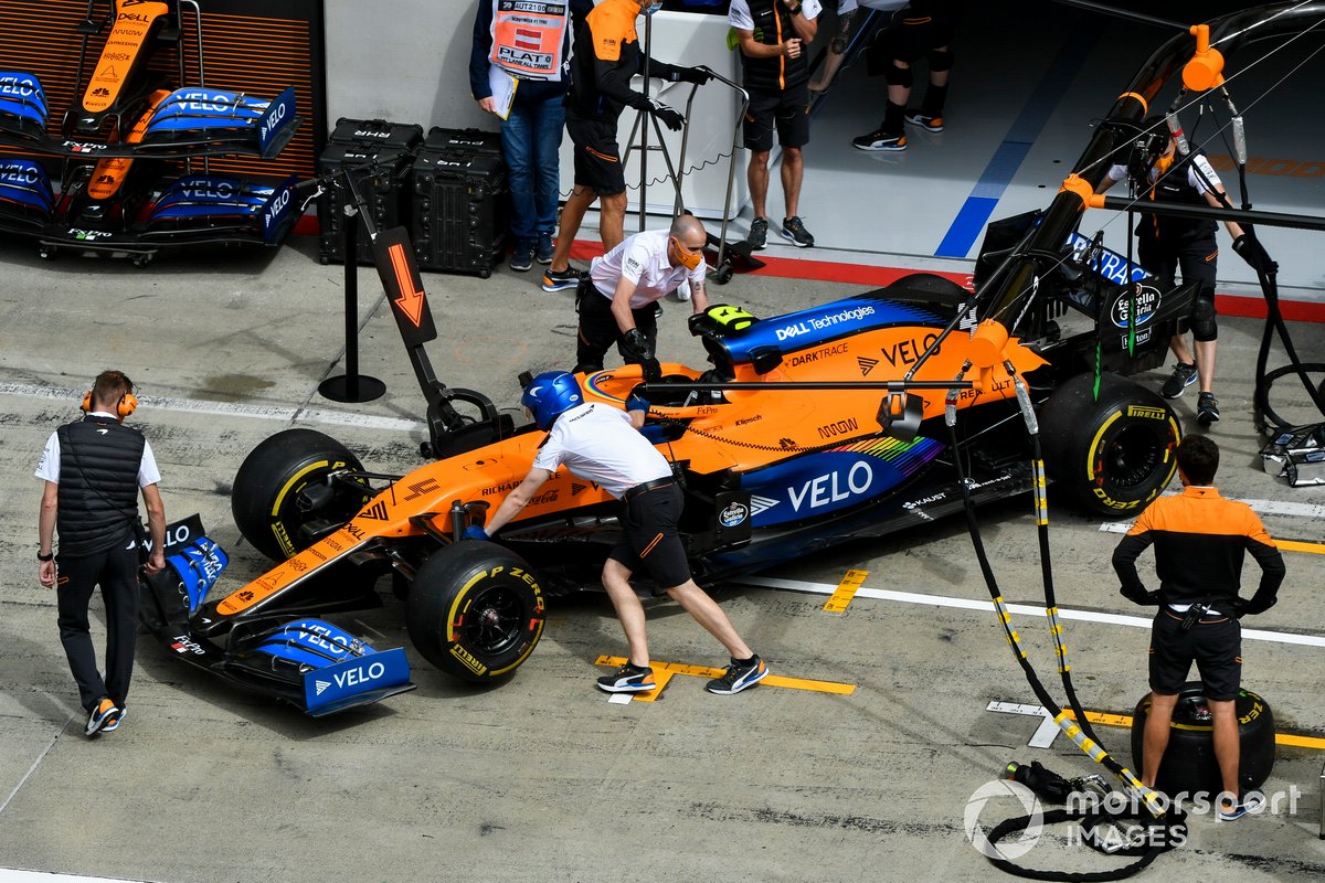 El coche de Lando Norris, McLaren MCL35, en el pitlane
