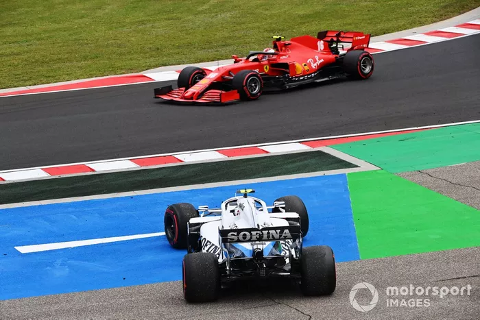 Charles Leclerc, Ferrari SF1000, sorpassa Nicholas Latifi, Williams FW43, si riprende da una rotazione