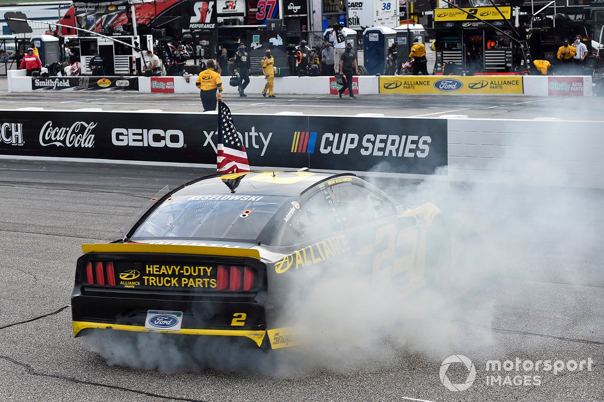 Победитель гонки Брэд Кеселовски, Team Penske, Ford Mustang