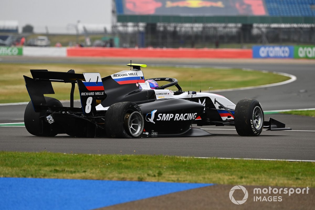 Alexander Smolyar, ART Grand Prix con un pinchazo