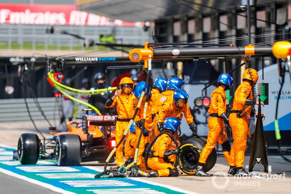 Lando Norris, McLaren MCL35 pit stop