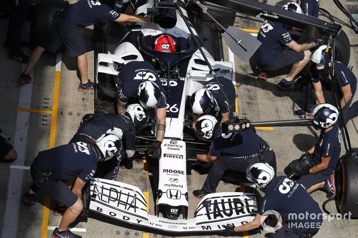 Daniil Kvyat, AlphaTauri AT01, con su ala delantera cambiada en los pits