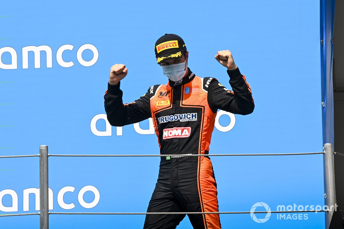 Il vincitore della gara Felipe Drugovich, MP Motorsport festeggia sul podio