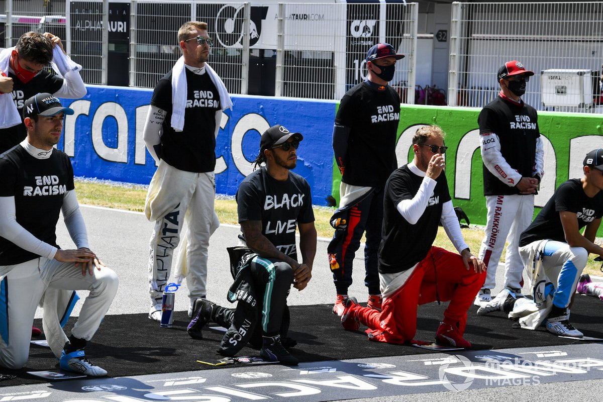 Lewis Hamilton, Mercedes-AMG Petronas F1 y Sebastian Vettel, Ferrari se arrodillan