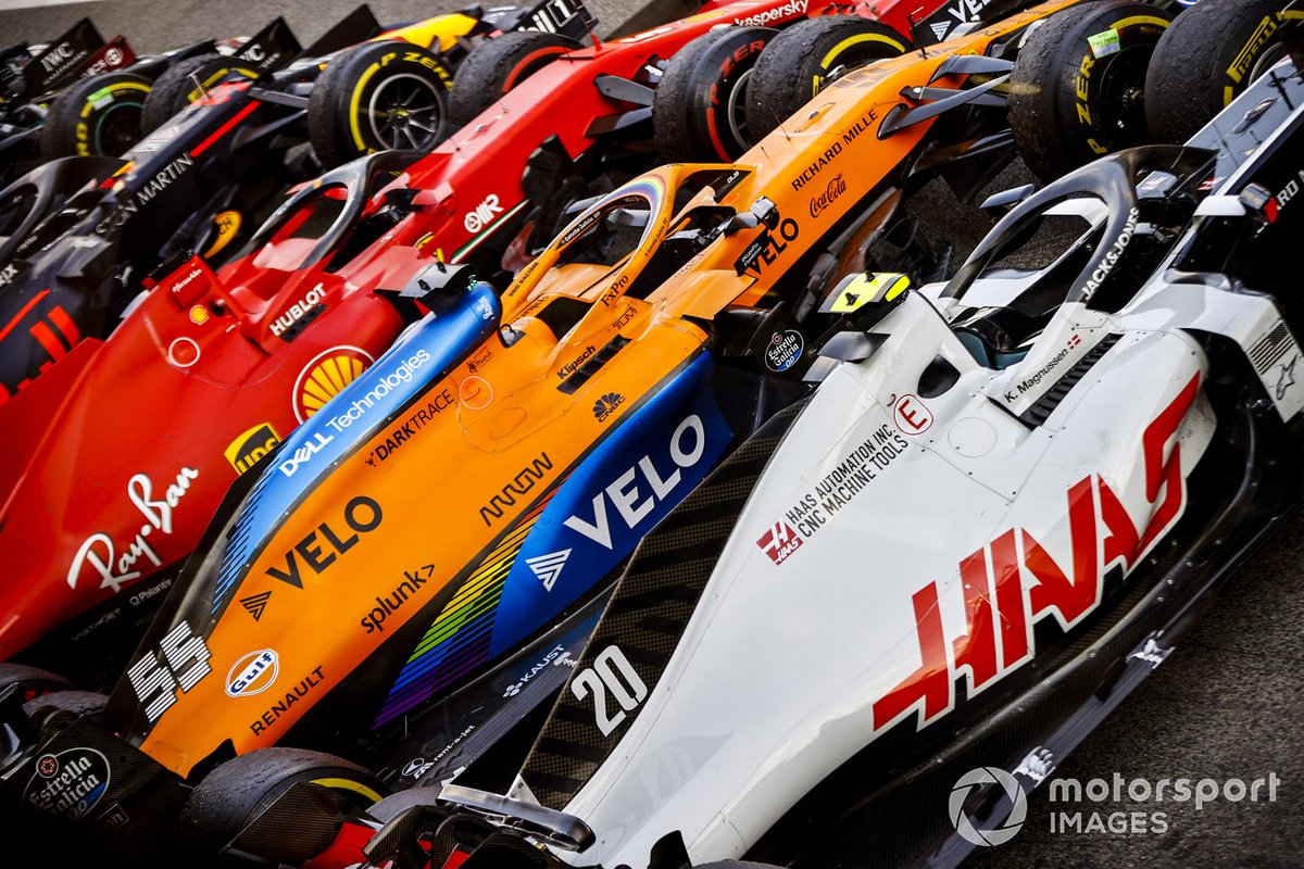 Le auto di Kevin Magnussen, Haas VF-20, Carlos Sainz Jr., McLaren MCL35, Sebastian Vettel, Ferrari SF1000, al Parc Ferme